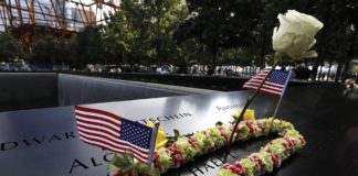biden Flores y banderas estadounidenses adornan el nombre del fallecido bombero de la ciudad de Nueva York, Michael Collins, en la ceremonia de conmemoración del 19 aniversario del ataque terrorista del 11 de septiembre de 2001 en el World Trade Center en Nueva York. EFE