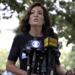 La gobernadora de Nueva York, Kathy Hochul, anuncia fondos de ayuda económica para inmigrantes indocumentados del estado. EFE
