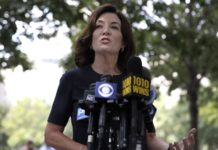 La gobernadora de Nueva York, Kathy Hochul, anuncia fondos de ayuda económica para inmigrantes indocumentados del estado. EFE