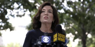 La gobernadora de Nueva York, Kathy Hochul, anuncia fondos de ayuda económica para inmigrantes indocumentados del estado. EFE