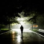 Un residente caminando en Nueva York, luego de terminada la tormenta del miércoles.