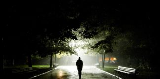 Un residente caminando en Nueva York, luego de terminada la tormenta del miércoles.