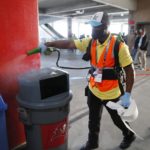 dia del trabajo Imagen de archivo de un trabajador desinfectando un área común dentro del Estadio Raymond James en Tampa, Florida. EFE