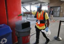 dia del trabajo Imagen de archivo de un trabajador desinfectando un área común dentro del Estadio Raymond James en Tampa, Florida. EFE