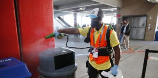 dia del trabajo Imagen de archivo de un trabajador desinfectando un área común dentro del Estadio Raymond James en Tampa, Florida. EFE