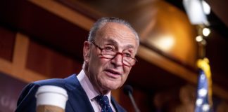 Piden a Schumer mantener apoyo a reforma migratoria