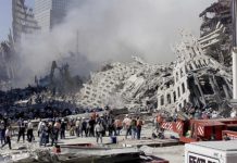 Anuncian identificación de dos víctimas más del 11-S Fotografía de archivo fechada el 13 de septiembre de 2001, donde se observan a bomberos y trabajadores de rescate mientras buscan entre los escombros del World Trade Center en Nueva York. EFE