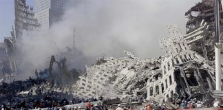 Fotografía de archivo fechada el 13 de septiembre de 2001, donde se observan a bomberos y trabajadores de rescate mientras buscan entre los escombros del World Trade Center en Nueva York. EFE
