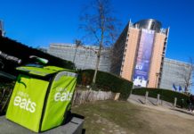 un repartidor de comida de la cadena Uber Eats. EFE