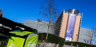 un repartidor de comida de la cadena Uber Eats. EFE