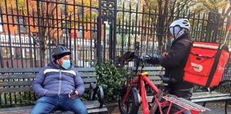 "Trato inhumano" a trabajadores de entrega de comidas en Nueva York