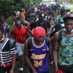 EE.UU. vigilará las caravanas de migrantes en América Central y del SurUna caravana de migrantes en su mayoría haitianos, mientras caminan en una carretera en el municipio de Tapachula, en el estado de Chiapas (México). EFE