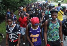 EE.UU. vigilará las caravanas de migrantes en América Central y del Sur EE.UU. vigilará las caravanas de migrantes en América Central y del SurUna caravana de migrantes en su mayoría haitianos, mientras caminan en una carretera en el municipio de Tapachula, en el estado de Chiapas (México). EFE