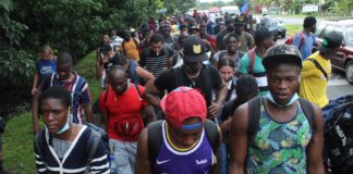 EE.UU. vigilará las caravanas de migrantes en América Central y del SurUna caravana de migrantes en su mayoría haitianos, mientras caminan en una carretera en el municipio de Tapachula, en el estado de Chiapas (México). EFE