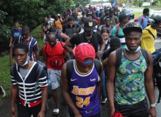 EE.UU. vigilará las caravanas de migrantes en América Central y del SurUna caravana de migrantes en su mayoría haitianos, mientras caminan en una carretera en el municipio de Tapachula, en el estado de Chiapas (México). EFE