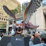 El jaguar diseñado por el estudio de Jacobo y María Ángeles, en Oaxaca, México es una de las piezas en exhibición en el Rockefeller Center como parte de la Semana de México.