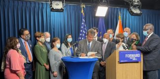 George Latimer firma Ley de Acoso Anti-discriminatorio