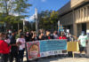 Trabajadores excluidos en la protesta realizada hoy martes en White Plains, junto a la senadora de Port Chester, Shelley Mayer.