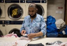 Nancy Cruz, de 55 años y originaria de República Dominicana, mientras dobla ropa en 'Graham Laundromat', el negocio familiar en el que trabaja en Brooklyn, Nueva York. EFE