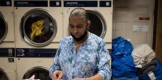 Nancy Cruz, de 55 años y originaria de República Dominicana, mientras dobla ropa en 'Graham Laundromat', el negocio familiar en el que trabaja en Brooklyn, Nueva York. EFE