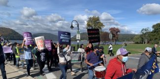 Protestan frente a la oficina de Schumer