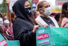 Varios activistas pro inmigrantes se reúnen en un mitin cerca de la Casa Blanca en Washington, DC EFE