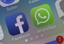 Los logotipos de Facebook y WhatsApp en la pantalla de un ""smatphone"" en Sieversdorf (Alemania). EFE