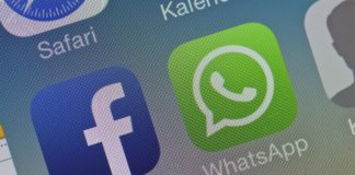 Los logotipos de Facebook y WhatsApp en la pantalla de un ""smatphone"" en Sieversdorf (Alemania). EFE