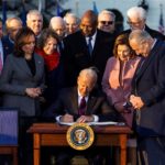 Biden firma el plan de infraestructuras de 1.2 billones de dólares