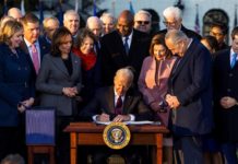 Biden firma el plan de infraestructuras de 1.2 billones de dólares