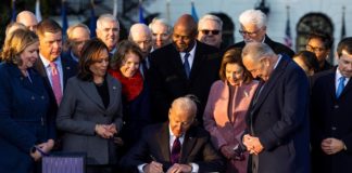 Biden firma el plan de infraestructuras de 1.2 billones de dólares