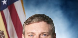 El fiscal general interino de New Jersey, Andrew J. Bruck anunció el lunes una acusación contra nueve acusados de conspirar para utilizar identidades robadas para obtener licencias de conducir digitales de Nueva Jersey, que utilizaron para comprar y financiar de manera fraudulenta vehículos y embarcaciones por valor de más de $1.3 millones en concesionarios en Nueva Jersey. Jersey, Pensilvania, Nueva York, Connecticut y Massachusetts. La Oficina de Delitos Especializados de la División de Justicia Criminal (DCJ) obtuvo una acusación del gran jurado estatal el viernes 5 de noviembre, contra los nueve acusados de conspiración en segundo grado y otros delitos, como se describe a continuación. Inicialmente fueron acusados por denuncia en septiembre de 2020 en Operation Export, una investigación de la Oficina de Delitos Especializados del DCJ que comenzó con una remisión de la Unidad de Investigaciones y Seguridad de la Comisión de Vehículos Motorizados de Nueva Jersey (NJMVC). Los acusados supuestamente obtuvieron licencias de conducir digitales de Nueva Jersey de las Agencias de Vehículos Motorizados de Jersey City y North Bergen utilizando identidades robadas de ciudadanos estadounidenses en Puerto Rico y licencias de conducir falsas de Puerto Rico, así como otros documentos falsos, incluidas tarjetas de Seguro Social, tarjetas de débito. y actas de nacimiento. Desde febrero de 2017 hasta marzo de 2019, supuestamente compraron, financiaron, titularon y / o transfirieron de manera fraudulenta 26 vehículos de motor y tres embarcaciones con remolques (un bote y dos motos de agua) utilizando las licencias de conducir de Nueva Jersey obtenidas de manera fraudulenta y las identidades y el crédito de las víctimas en Puerto Rico. Se recuperaron diez vehículos en los EE. UU., Pero otros se enviaron al extranjero, incluidos siete a la República Dominicana. NJMVC alertó a la Procuraduría General después de descubrir que las licencias de conducir de Puerto Rico que los acusados utilizaron para obtener las licencias de conducir digitales de Nueva Jersey eran fraudulentas. “Al investigar diligentemente los casos de fraude de documentos relacionados con las licencias de conducir digitales de Nueva Jersey, con frecuencia descubrimos esquemas criminales más grandes que involucran el robo de identidad y el fraude financiero”, dijo el fiscal general Interino Bruck. "En este caso, colaboramos con la Comisión de Vehículos Motorizados de Nueva Jersey y los encargados de hacer cumplir la ley para llevar a estos acusados ante la justicia, buscando pruebas en cinco estados e incluso en el extranjero". “Esta investigación de gran alcance es un gran ejemplo de cooperación fluida a través de las líneas jurisdiccionales”, dijo el director Lyndsay V. Routolo de la División de Justicia Criminal. “Felicito a los abogados y detectives de nuestra Oficina de Delitos Especializados, así como a nuestros socios federales y la Comisión de Vehículos Motorizados de Nueva Jersey. Esta acusación formal de 65 cargos responsabiliza plenamente a los acusados por sus presuntos delitos en Nueva Jersey". NJMVC utiliza una estrategia de dos vías para reducir los incidentes de documentos fraudulentos que se utilizan para adquirir licencias de conducir de Nueva Jersey. Llevan a cabo capacitación en toda la comisión sobre identificación avanzada de documentos fraudulentos y asignan un equipo de investigadores capacitados para examinar la autenticidad de los documentos sospechosos. Cuando los investigadores detectan un aumento en la apariencia de ciertos documentos fraudulentos, como licencias de conducir falsificadas de Puerto Rico, los investigadores de campo de NJMVC les dan a estos documentos un mayor escrutinio a medida que se presentan en los centros de licencias. “Este es un recordatorio de que una gran parte de nuestro trabajo en la Comisión de Vehículos Motorizados de Nueva Jersey es prevenir el fraude, incluido el robo de identidad”, dijo Sue Fulton, administradora en jefe de NJMVC.