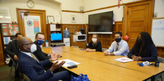El presidente del condado de Queens, con los jóvenes en Bayside High School.