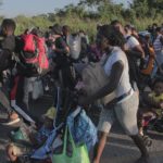Una nueva caravana agudiza la crisis migratoria en México Migrantes centroamericanos, caminan este jueves, en una nueva caravana en el municipio de Tapachula, en el estado de Chiapas (México). EFE