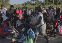 Una nueva caravana agudiza la crisis migratoria en México Migrantes centroamericanos, caminan este jueves, en una nueva caravana en el municipio de Tapachula, en el estado de Chiapas (México). EFE