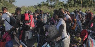 Migrantes centroamericanos, caminan este jueves, en una nueva caravana en el municipio de Tapachula, en el estado de Chiapas (México). EFE