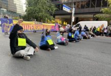 Inmigrantes de Make the Road New York, protestaron hoy en Manhattan y pidieron una reforma migratoria con camino a la ciudadanía.