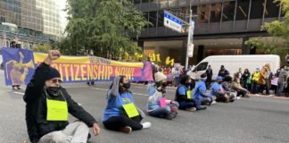 Inmigrantes de Make the Road New York, protestaron hoy en Manhattan y pidieron una reforma migratoria con camino a la ciudadanía.