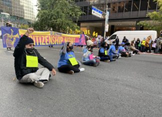 Inmigrantes de Make the Road New York, protestaron hoy en Manhattan y pidieron una reforma migratoria con camino a la ciudadanía.