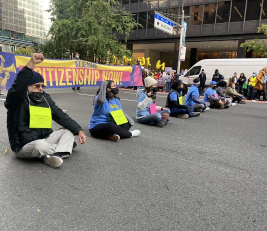 Inmigrantes de Make the Road New York, protestaron hoy en Manhattan y pidieron una reforma migratoria con camino a la ciudadanía.