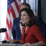 La gobernadora Kathy Hochul antes de viajar a Washington para la firma de la ley de Infraestructura del Joe presidente Biden.