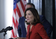 La gobernadora Kathy Hochul antes de viajar a Washington para la firma de la ley de Infraestructura del Joe presidente Biden.