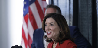 La gobernadora Kathy Hochul antes de viajar a Washington para la firma de la ley de Infraestructura del Joe presidente Biden.