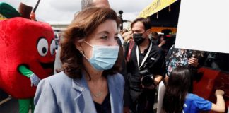 Nueva York insiste en uso mascarillas en interiores tras aparición ómicron