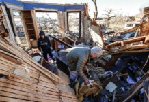 Prosigue búsqueda del más de centenar de desaparecidos por tornados en EEUU