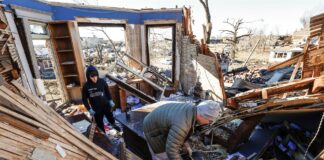 Prosigue búsqueda del más de centenar de desaparecidos por tornados en EEUU