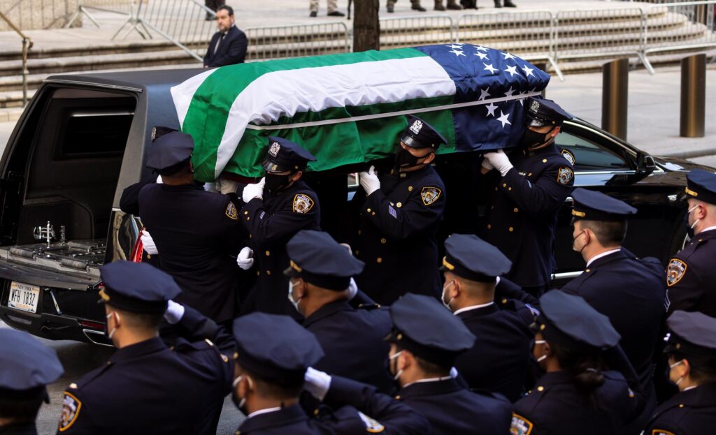 El ataúd del policía de la ciudad de Nueva York asesinado Jason Rivera es llevado a la Catedral de San Patricio EFE