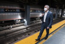 Arrojan a otro neoyorquino a las vías del tren