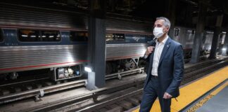 Arrojan a otro neoyorquino a las vías del tren