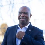 Bowman resplada leyes para los inmigrantes